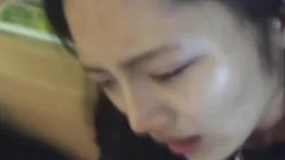 良家大奶熟女身材丰满大白天在家偷情脱了衣服强推被无套输出内射